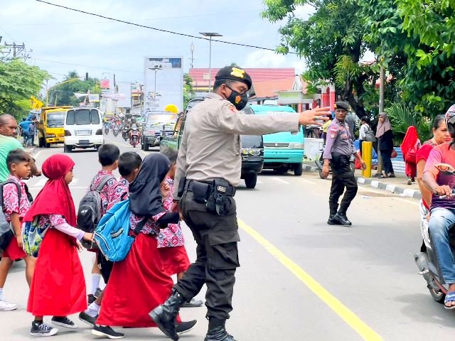Terima Kasih Om Polisi, Ungkapan Anak SD Kepada Personel Sat Samapta