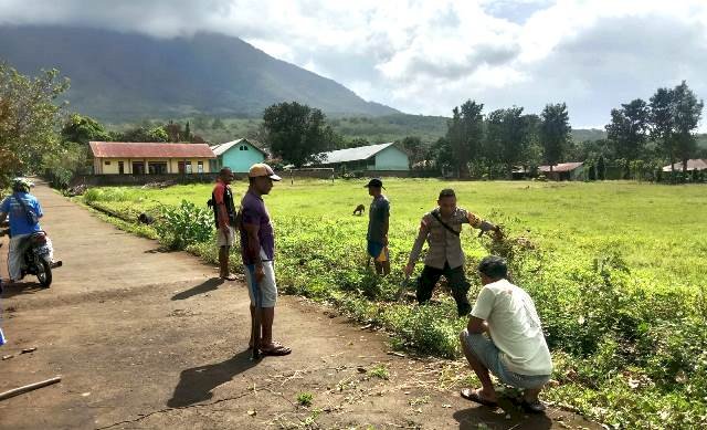 Bantu Bersihkan Jalan Masuk Desa, Bripka Ijan Himbau Warganya tetap Waspada Cuaca Saat Ini