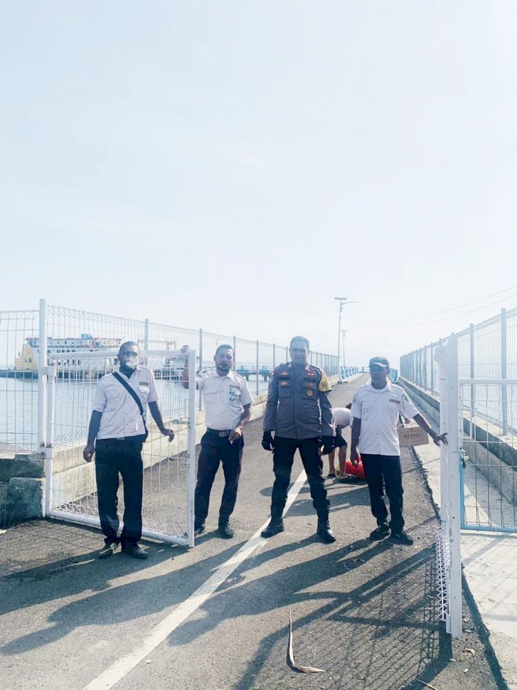 Wujudkan Keamanan Personil Bhabinkamtibmas lakukan Patroli dan Pengamanan Di Pelabuhan Laut Deri Desa Dua Blolong