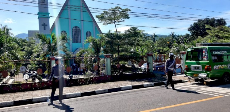Ciptakan Rasa Aman, Satuan Lalu Lintas Polres Flores Timur Pam Gereja Setiap Hari Minggu
