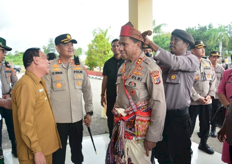 Kunjungan Kerja di Polres Kupang, Kapolda NTT dan Ketua Bhayangkari Daerah dikenakan Pakaian Adat Khas Amarasi
