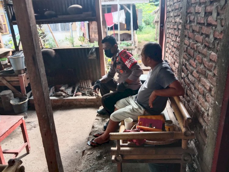 Jalin Silaturahmi Dengan Warga Bhabinkamtibmas Laksanakan Giat Sambang