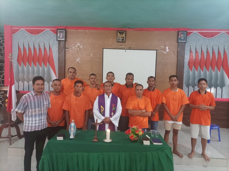 Bentuk Pelayanan Dan Pembinaan Polri, Para Tahanan Polres Flotim Melaksanakan Misa Ekaristi