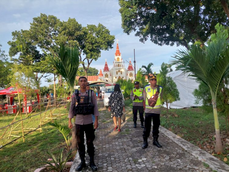 Pengamanan Misa Pemberkatan minyak Suci Kamis Putih di Gereja Katedral Reinha Rosari Larantuka