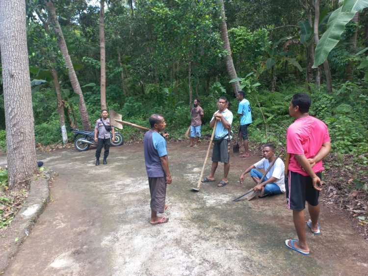 Bhabinkamtibmas Bantu Warga Bersihkan Jalan Di Desa Lewat dan Sampaikan Himbauan Kamtibmas