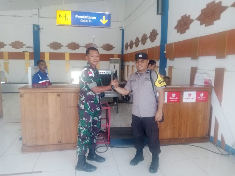 Sinergitas TNI - POLRI , Pengamanan Bersama Di Bandara Gewayantana Larantuka