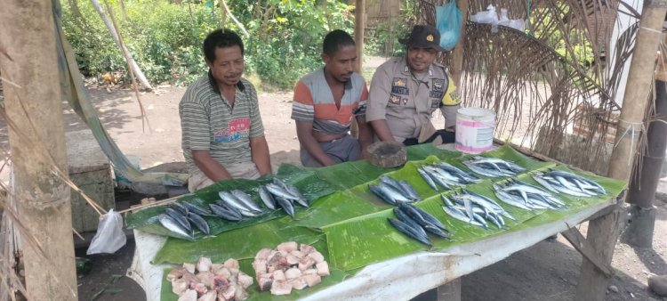 Bhabinkamtimas Polsek Wulanggitang Sambangi Warga Pedagang Di Desa Binaannya