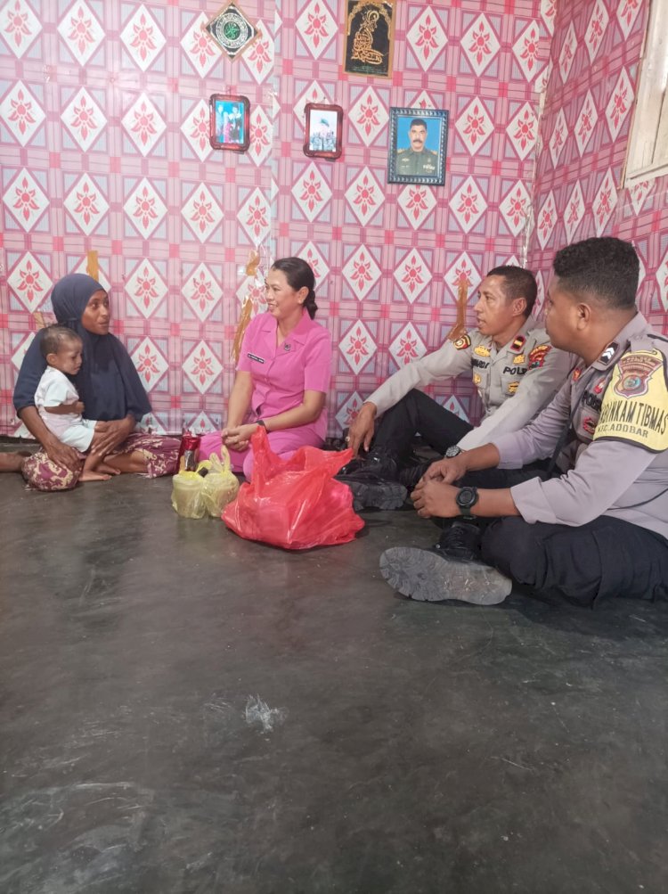 Peduli terhadap Anak Penderita Stunting, Kapolsek Adonara Barat Bersama Ketua Ketua Bhayangkari Ranting Adonara Barat Berikan Santunan