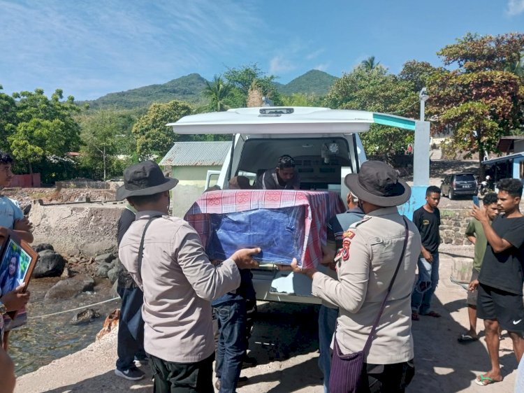 Satgas TPPO Polres Flotim Kawal Kedatangan Jenazah ( PMI ) Agnes Sampai Rumah Duka
