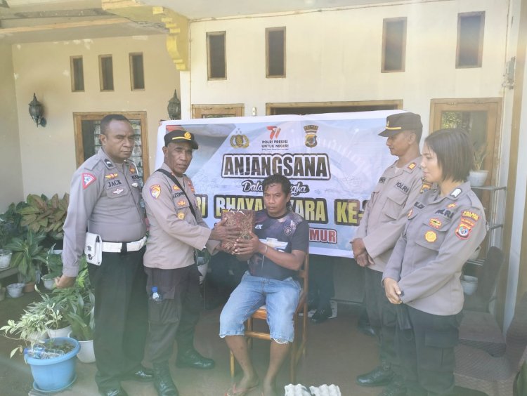 Kepolisian Resort Flores Timur Melakukan Anjangsana Dalam Rangka HUT Bhayangkara KE 77 Mengunjungi Anggota Dan Purnawirawan Yang Sakit, Sambil Menyerahkan Bantuan Berupa Sembako