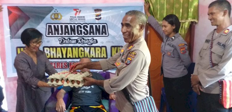 Kepolisian Resort Flores Timur Melakukan Anjangsana Dalam Rangka HUT Bhayangkara KE 77 Mengunjungi Anggota Dan Purnawirawan Yang Sakit, Sambil Menyerahkan Bantuan Berupa Sembako