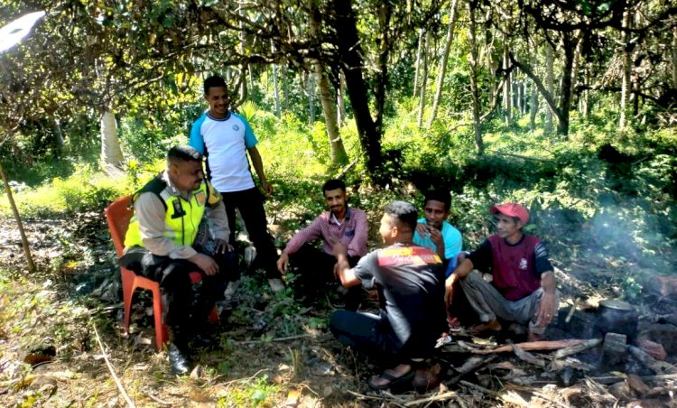 Bhabinkamtibmas Desa Hewa Bripka Semarno Sambang dan penggalangan sekaligus memberikan himbauan terkait TPPO