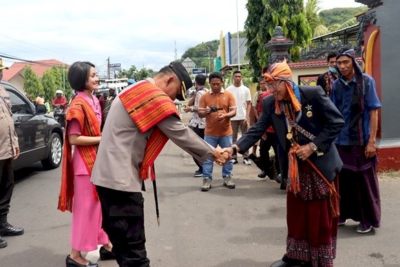 Sambut Secara Adat, Penerimaan Kapolres Baru AKBP I Nyoman Putra Sandita di Mapolres Flotim