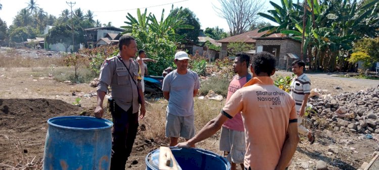 Polri Peduli, Bhabinkamtibmas Polsek  Adonara Barat Melakukan Kegiatan Bakti Sosial Mengerjakan Semenisasi Lorong Di Dusun Tiga Desa Lite