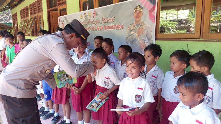 Polri Peduli Literasi, Polres Flotim salurkan buku kepada Siswa/i SDK Lewobele