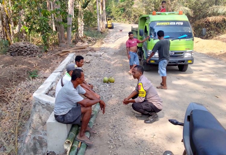 Bhabinkamtibmas Sambangi Para Pekerja Jalan Raya Di Desa Tanalein