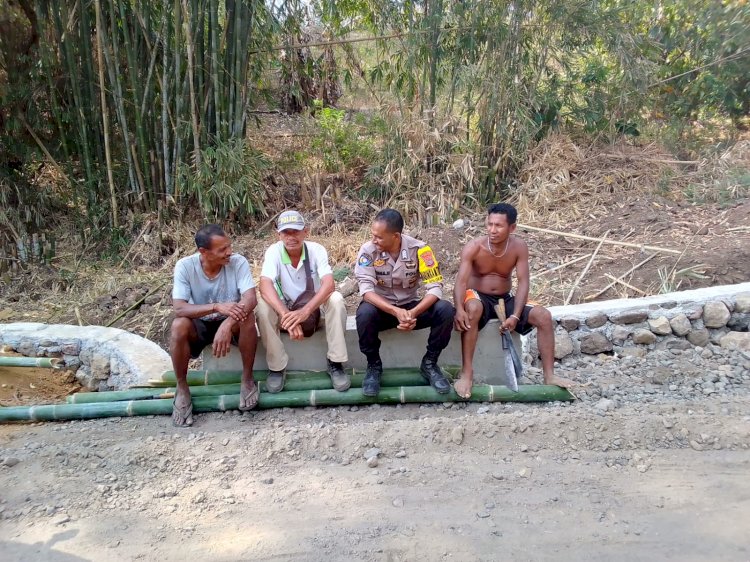 Bhabinkamtibmas Sambangi Para Pekerja Jalan Raya Di Desa Tanalein