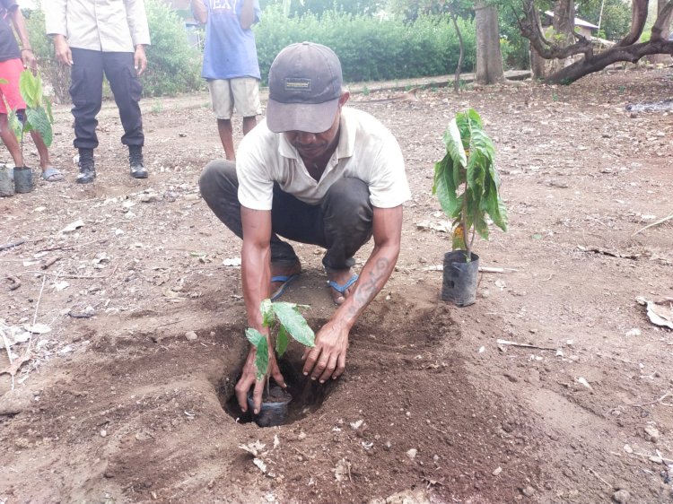 Penanaman Sejuta Pohon Bersama Polri di Dusun Mudakeputu, Flotim