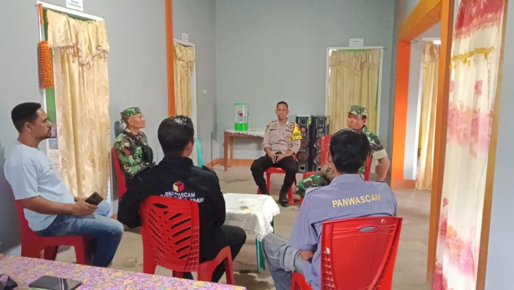 Bhabinkamtibmas Menghadiri Rapat koordinasi Panitia Pengawas Pemilu Kecamatan Solor Barat