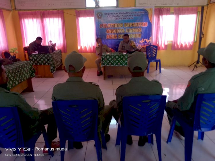 Bhabinkamtibmas Memberikan Pelatihan Kepada Para Anggota Linmas Desa Riangpadung