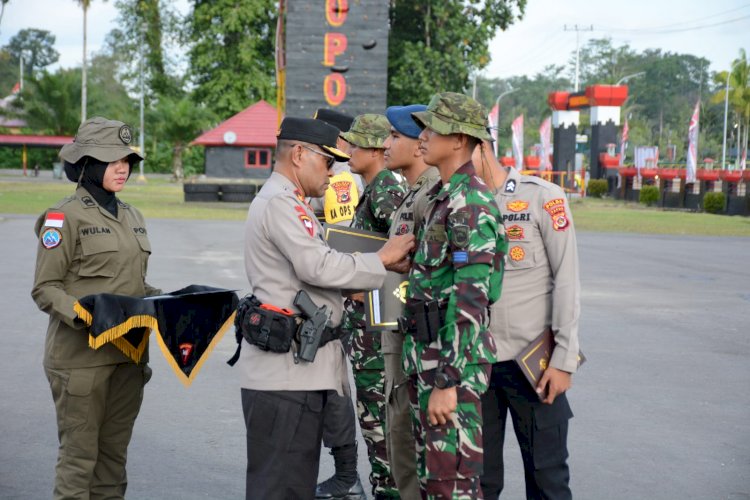 *Kapolri Beri Penghargaan Pin Emas Kepada Prajurit TNI dan Anggota Polri yang tergabung dalam Satgas Operasi Damai Cartenz 2023*