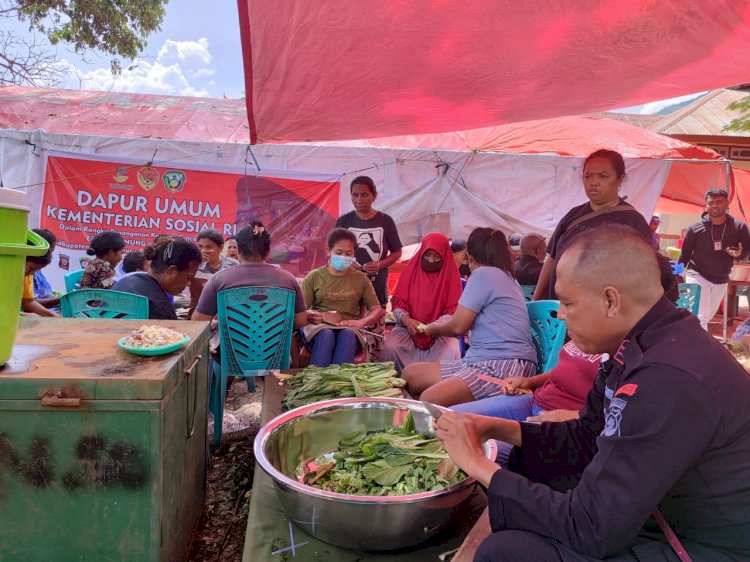 Sat Brimob Polda NTT Bangun Dapur Umum dan Masak Untuk Pengungsi Korban Erupsi Gunung Lewotobi-