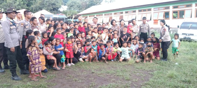 Personil Satuan Samapta Polda NTT berikan penghiburan kepada anak pengungsi gunung Lewotobi.