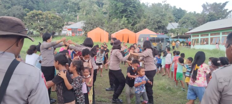 Personil Satuan Samapta Polda NTT berikan penghiburan kepada anak pengungsi gunung Lewotobi.