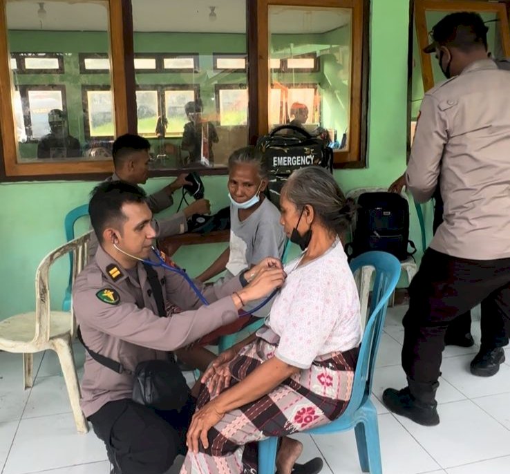 Tim Dokkes Polda NTT dan Polres Flotim Cek kesehatan Warga Pengungsian di SMPN Wulanggitang.