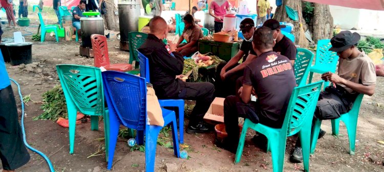Peduli Erupsi Gunung Lewotobi, TNI - Polri Terlibat dalam Tugas Kemanusiaan di Dapur Umum Tenda Pengungsian