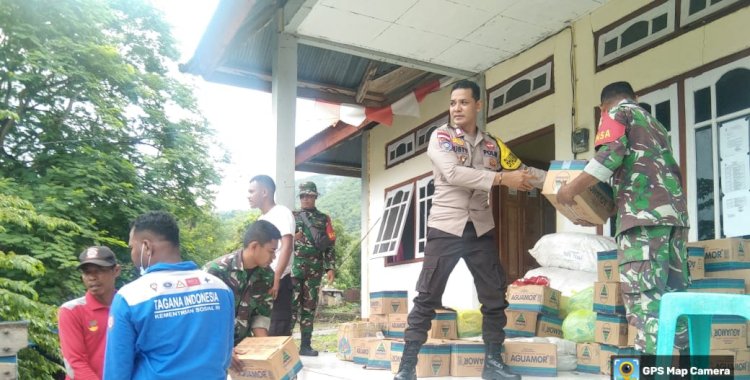 Bhabinkamtibmas Bersama Personil TNI 1624, BNPBD Dan Tagana Amankan Bantuan Untuk Para Pengungsi Erupsi Gunung Lewotobi