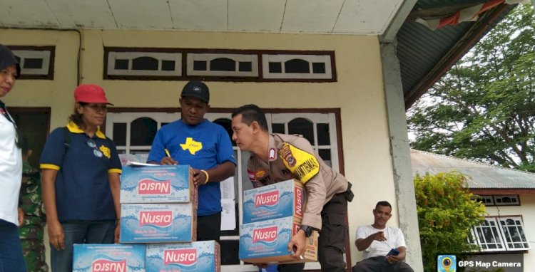 Kolaborasi Sinergis TNI-Polri di Flores Timur Bersatu Bantu Pengungsi Erupsi Gunung Lewotobi.-