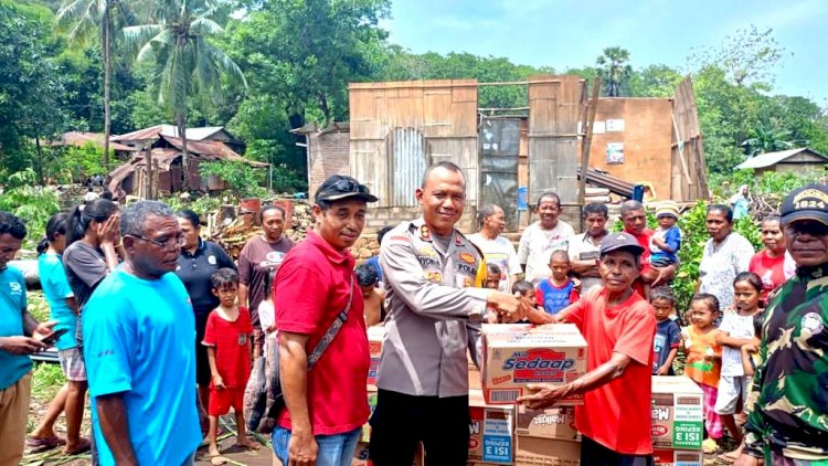 Tinjau Rumah Warga Yang Mengalami Kerusakan Akibat Puting Beliung: Kapolres Flotim Bersama Pejabat Daerah Berikan Bantuan