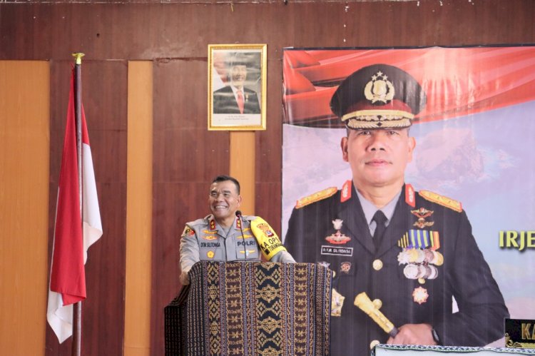 Kapolda NTT Berikan Arahan Inspiratif dan Serahkan Tali Asih kepada Anggotanya di Sikka.-