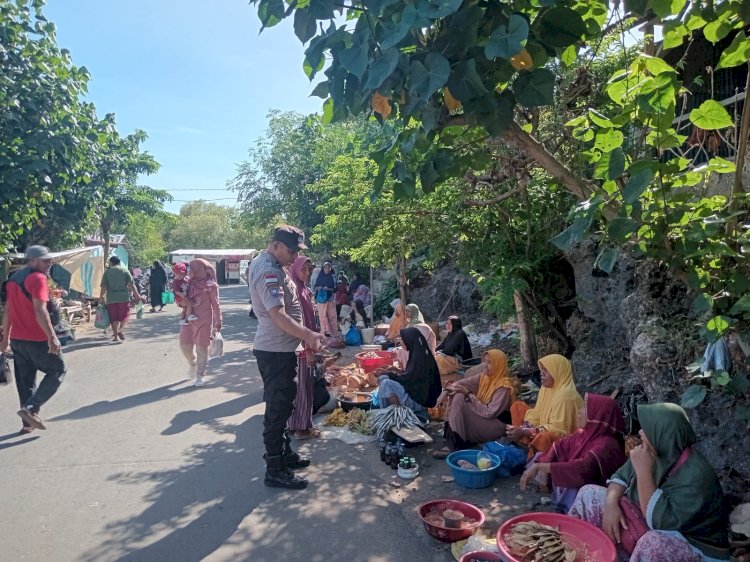 Bhabinkamtibmas Lakukan Patroli Demi Keamanan Hari Pasar Botang, Solor Timur.