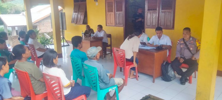 Bhabinkamtibmas Monitoring Memantau Penyaluran Bantuan Langsung Tunai (BLT) bagi 16 warga Desa Riangkemie