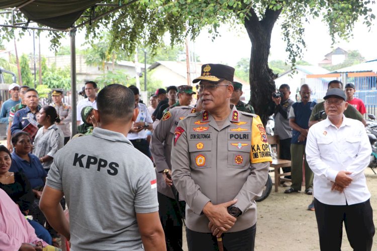 Pastikan Pemilu Berjalan Lancar di Kota Kupang, Kapolda NTT Irjen Pol. Daniel Tahi Monang Silitonga Cek TPS.-
