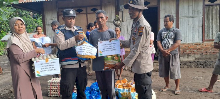 Bhabinkamtibmas Polsek Wulanggitang bekerjasama dengan Yayasan Kesejahteraan Madani memberikan bantuan sosial kepada masyarakat terdampak erupsi gunung Lewotobi.