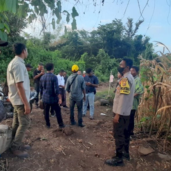 Kepala Pos Kepolisian Kecamatan Tanjung Bunga melakukan patroli rutin dan berkomunikasi dengan warga masyarakat Desa Sinarhadigala.