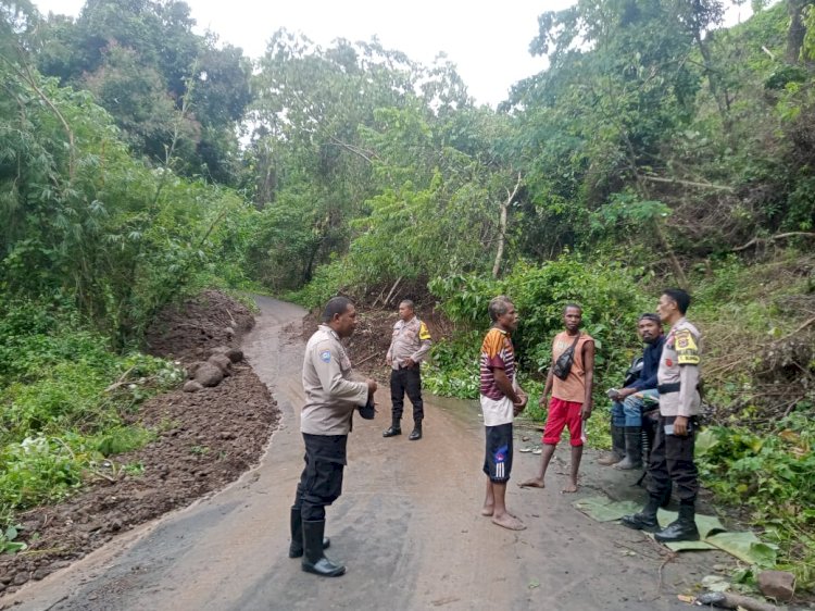 Bhabinkamtibmas Polsubsektor Tanjung Bunga, Gotong Royong Bersama Warga Bersihkan Jalan Raya Akibat Tanah Longsor