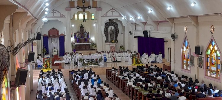 Wujudkan Ibadah Yang Nyaman Kondusif, Personil Polres Flotim Lakukan Pengamanan Misa Kamis Putih Di Gereja Katholik Katedral Larantuka