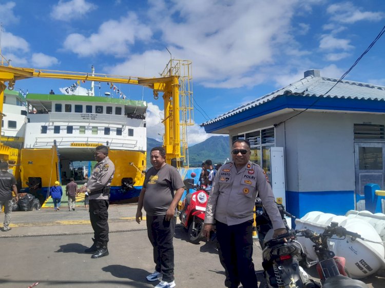 Prosesi Laut , Kasikum Polres Flotim Iptu Kristo Ritan Cek dan  imbau Kapal motor untuk muat sesuai kapasitas kapal.