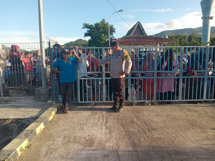 Bhabinkamtibmas Berikan Himbauan Di Pelabuhan pelabuhan Menanga, Solor Timur