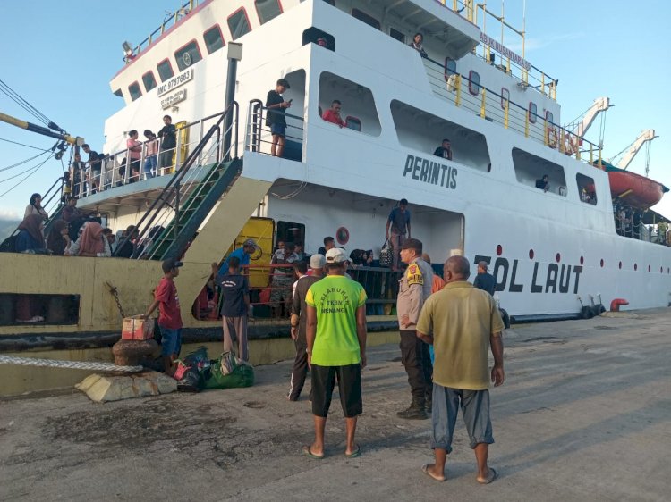 Bhabinkamtibmas Berikan Himbauan Di Pelabuhan pelabuhan Menanga, Solor Timur