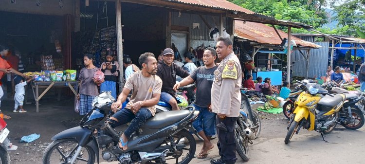 Jaga Lingkungan Tetap Kondusif, Bhabinkamtibmas Polsek Wulanggitang Lakukan Patroli Di  Hari Pasar