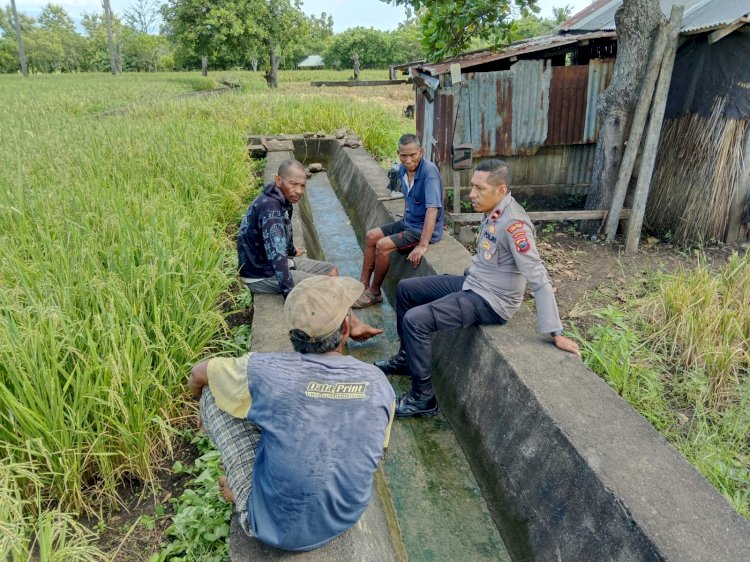 Kapolsek Dan Bhabinkamtibmas Adonara Barat Galang Serta Sambang Warga Dusun Riang Duli