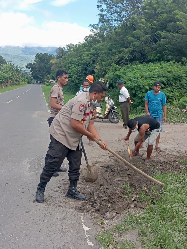 Gotong Royong Warga Pululera bersama Personil Polsek Wulanggitang bersihkan jalan umum.