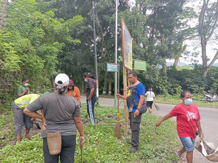 Bhabinkamtibmas Gotong Royong Bersama Warga Bersihkan Lumour Dan Pasir Jalur Lintas Larantuka - Maumere