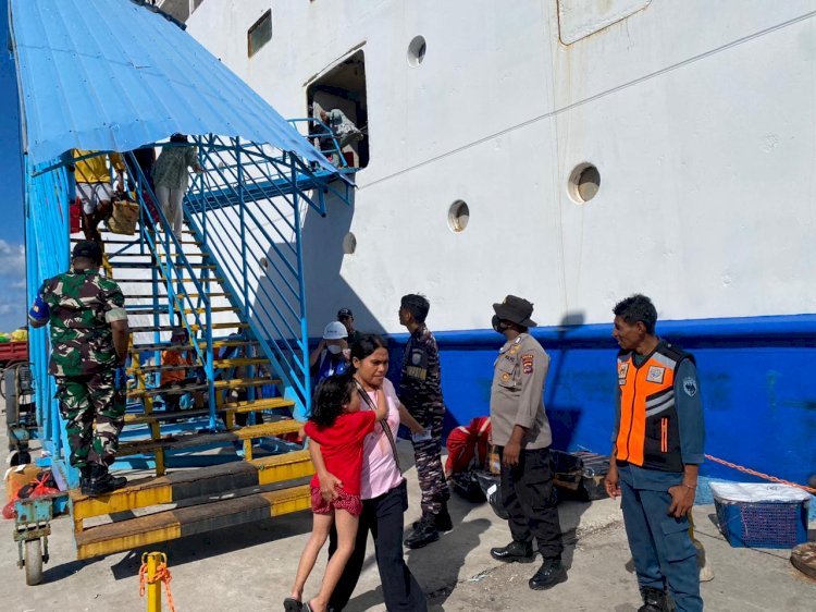 Rutin, Personil KP3 Laut Polres Flotim lakukan pengamanan KM.Umsini di Pelabuhan Larantuka.