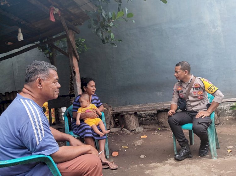 Bhabinkamtibmas Melaksanakan Patroli Humanis Dan Dialogis Dengan Warga Masyarakat Binaannya